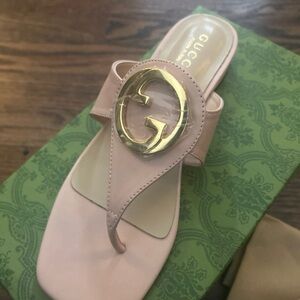 NWT Gucci Women's Blush Sandals with Gold Logo- size 39.